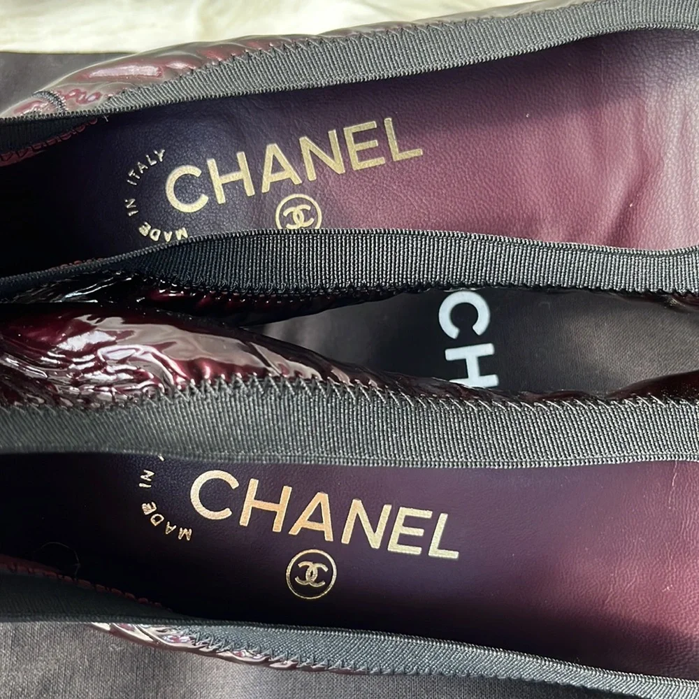 Authentic Chanel Black/Burgundy Patent Leather Scrunch Block Heel Pumps - Picture 5 of 16